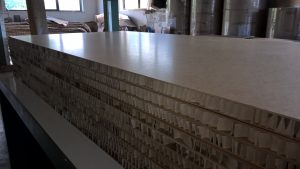 Produkcja papierowych płyt typu plaster miodu, cięcie płyt na przekładki, płyty oklejone HDF, inne, nietypowe projekty.