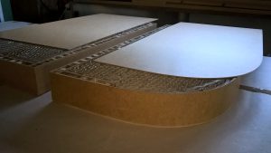 Produkcja papierowych płyt typu plaster miodu, cięcie płyt na przekładki, płyty oklejone HDF, inne, nietypowe projekty.